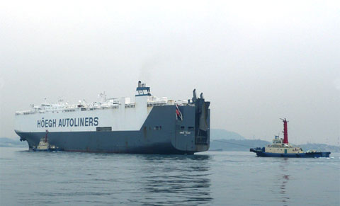 下関新港(長州出島)にて大型自動車輸送船（PCTC）初入港作業に従事