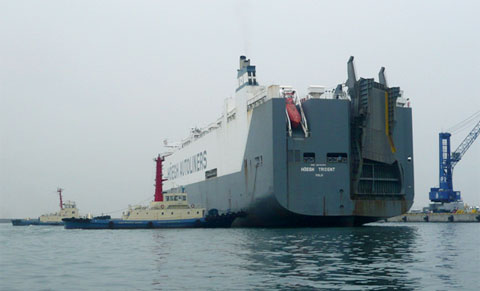 下関新港(長州出島)にて大型自動車輸送船（PCTC）初入港作業に従事