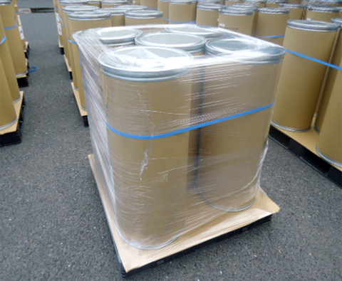 製品を倉庫に搬入後、お客様の輸送ニーズに合わせて梱包・パレッタイズ作業を行っております。<br />
作業効率・品質向上を図るため、2013年3月に全自動ストレッチ包装機を当社太刀浦倉庫に導入する事が決まりました。